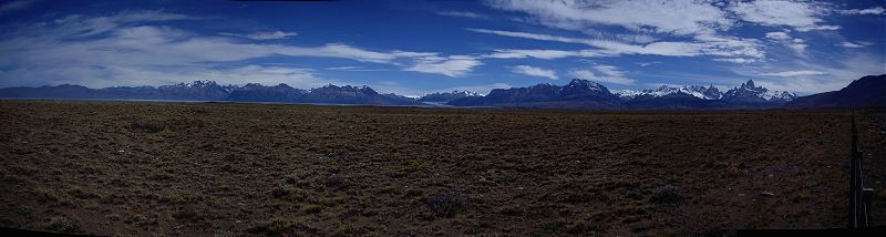 De Cordillera de los Andes met rechts Cerro Torre en Fitzroy